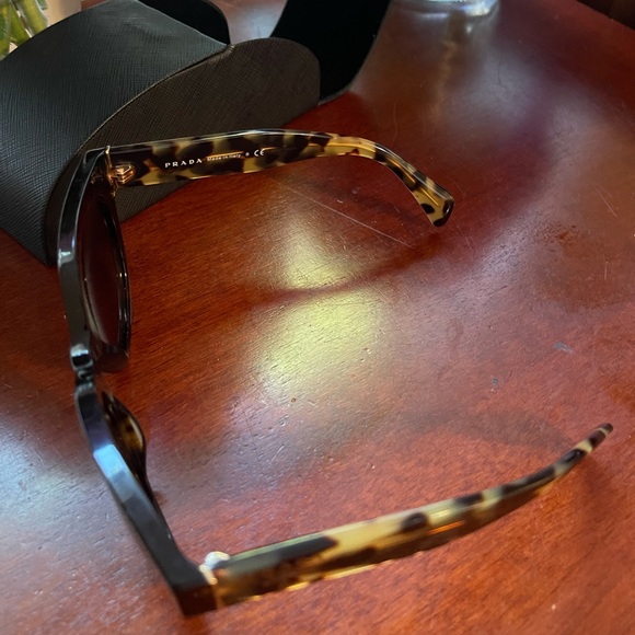 Prada sunglasses with case & cloth - Picture 5 of 11